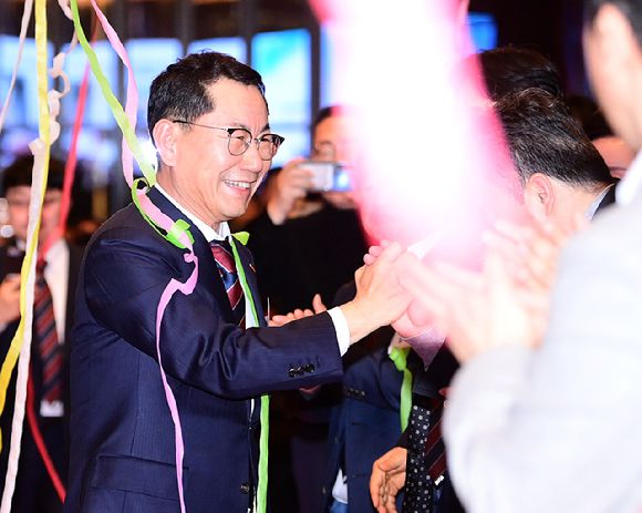 나명석 신임 한국프랜차이즈산업협회장(웰빙푸드 회장)이 19일 오후 서울 여의도 콘래드 서울 그랜드볼룸에서 열린 한국프랜차이즈산업협회 협회장 이·취임식 및 비전 선포식에 입장하고 있다. [사진=정소희 기자]