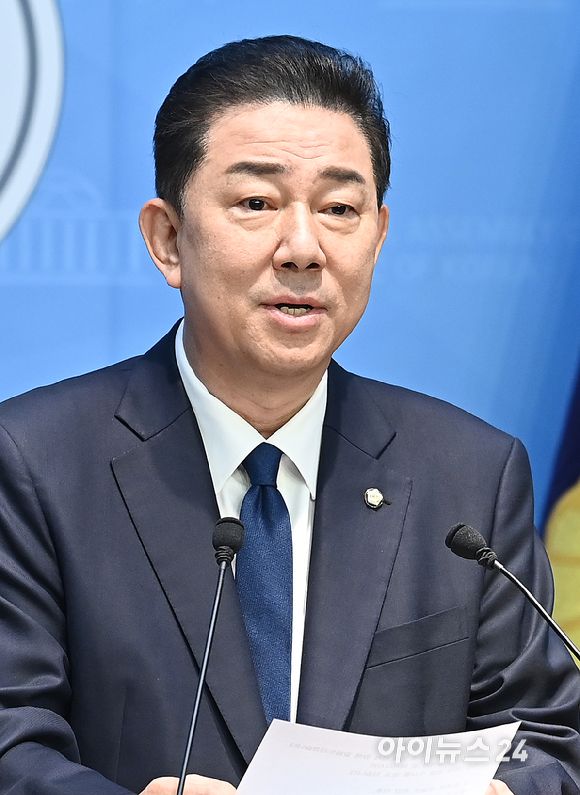 김병기 더불어민주당 의원이 19일 서울 여의도 국회 소통관에서 현안 관련 기자회견을 하고 있다. [사진=곽영래 기자]