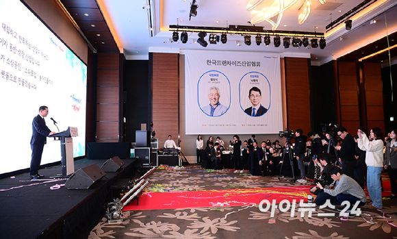 나명석 신임 한국프랜차이즈산업협회장(웰빙푸드 회장)이 19일 오후 서울 여의도 콘래드 서울 그랜드볼룸에서 열린 한국프랜차이즈산업협회 협회장 이·취임식 및 비전 선포식에서 취임사를 하고 있다. [사진=정소희 기자]