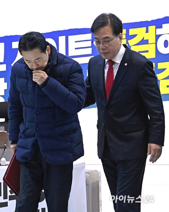 국민의힘 장동혁 대표가 19일 서울 여의도 국회 로텐더홀에서 열린 최고위원회의에서 송언석 원내대표의 부축을 받으며 이동하고 있다. [사진=곽영래 기자]