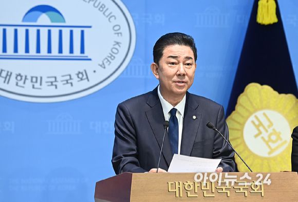김병기 더불어민주당 의원이 19일 서울 여의도 국회 소통관에서 현안 관련 기자회견을 하고 있다. [사진=곽영래 기자]