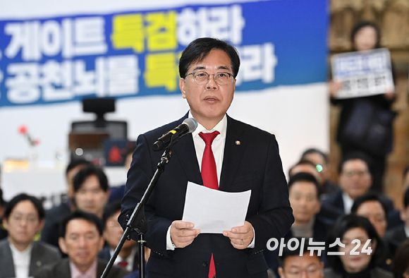 송언석 국민의힘 원내대표가 19일 서울 여의도 국회 로텐더홀에서 통일교·공천헌금 '쌍특검' 수용을 요구하며 규탄사를 하고 있다. [사진=곽영래 기자]