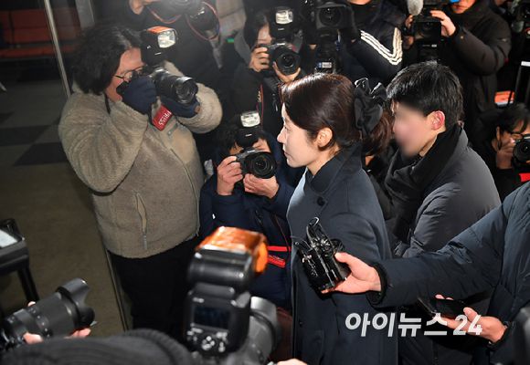 김경 서울시의원의 공천 대가로 1억원을 받았다는 의혹을 받고 있는 강선우 무소속 의원이 20일 서울 마포구 서울경찰청 공공범죄수사대로 출석하고 있다. [사진=곽영래 기자]