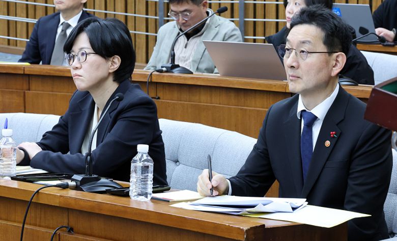 검찰개혁 추진단장인 윤창렬 국무조정실장(오른쪽)과 노혜원 부단장이 20일 서울 여의도 국회에서 열린 공소청법·중대범죄수사청법 공청회에 자리해 있다. 2026.1.20 [사진=연합뉴스]