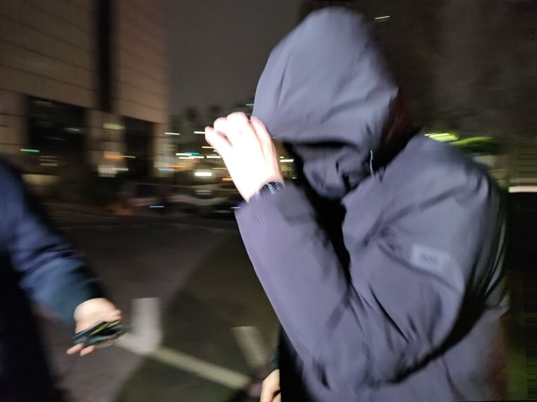 무소속 강선우 의원의 전직 보좌관 남모씨가 경찰 조사를 위해 지난 18일 오후 서울 마포구 서울경찰청 광역수사단으로 들어서고 있다. 2026.1.18 [사진=연합뉴스]