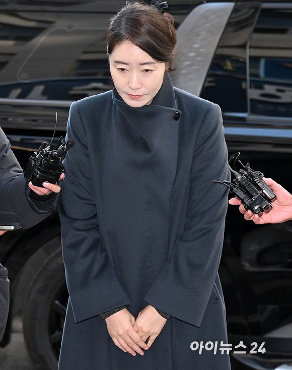 김경 서울시의원의 공천 대가로 1억원을 받았다는 의혹을 받고 있는 강선우 무소속 의원이 20일 서울 마포구 서울경찰청 공공범죄수사대로 출석하고 있다. [사진=곽영래 기자]