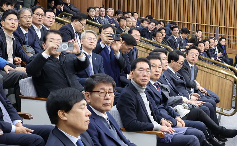 더불어민주당 의원들이 20일 서울 여의도 국회에서 열린 공소청법·중대범죄수사청법 공청회에서 법안 관련 설명을 듣고 있다. 2026.1.20 [사진=연합뉴스]