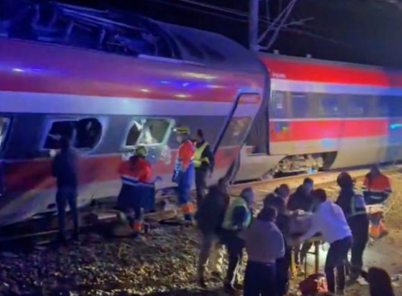 스페인에서 약 400명의 승객을 태운 고속열차 두 대가 정면으로 충돌하는 대형 사고가 발생했다. [사진=AFP/연합뉴스]