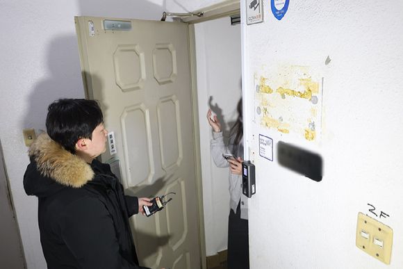 한의 한국 무인기 침투 주장에 대한 진상을 규명하는 '군경합동조사 TF'가 민간인 피의자 3명에 대한 강제수사에 나선 21일 민간인 피의자가 북한 관련 보도를 하는 인터넷 매체의 강남구 사무실로 알려진 공유 오피스 앞에서 기자들이 취재하고 있다. 해당 주소지는 사실상 우편 대리 수령 업무를 하는 회사가 사무실로 쓰고 있었다. 2026.1.21 [사진=연합뉴스]