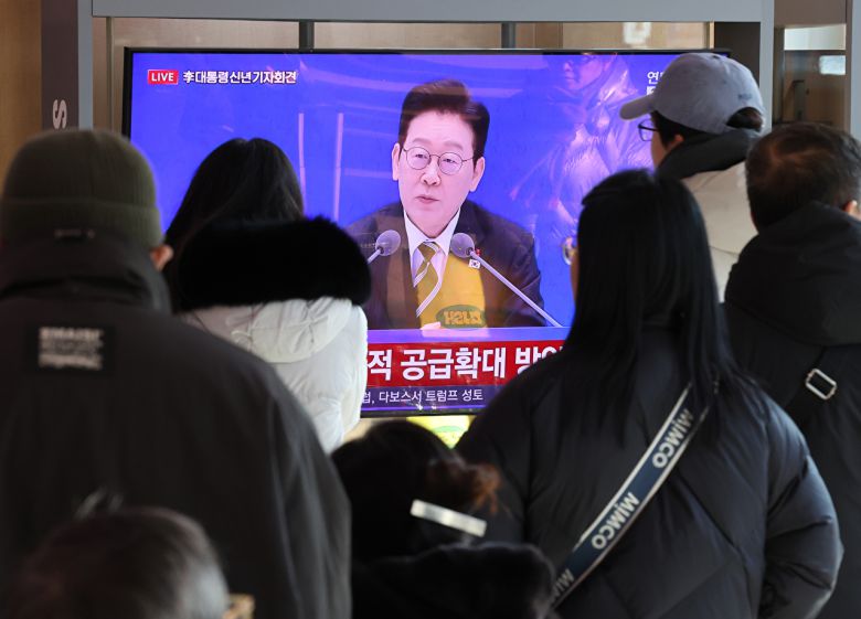 21일 서울 용산구 서울역 대합실에서 시민들이 이재명 대통령 신년 기자회견 방송을 지켜보고 있다. 2026.1.21 [사진=연합뉴스]