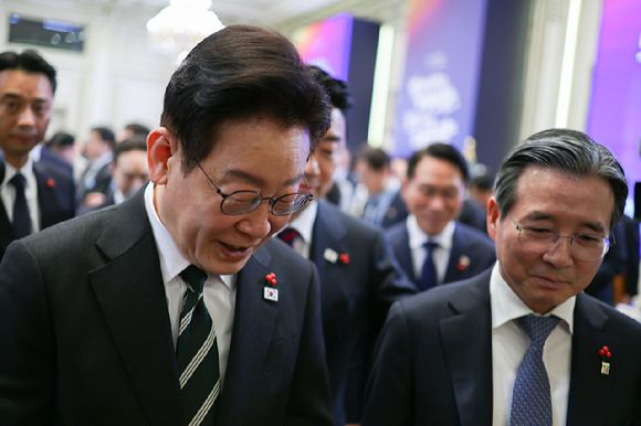 이재명 대통령이 21일 청와대 영빈관에서 열린 신년기자회견을 마친 뒤 행사장을 나서고 있다. 2026.1.21 [사진=연합뉴스]