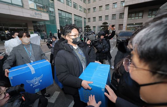 북한의 한국 무인기 침투 주장에 대한 진상을 규명하는 '군경합동조사 TF'가 21일 민간인 피의자 3명의 주거지 및 사무실 등에 대한 압수수색에 나선 가운데 이날 피의자 장모씨와 오모씨가 다니던 서울의 한 대학교 공대 건물에서 경찰 관계자들이 압수품을 옮기고 있다. 2026.1.21 [사진=연합뉴스]