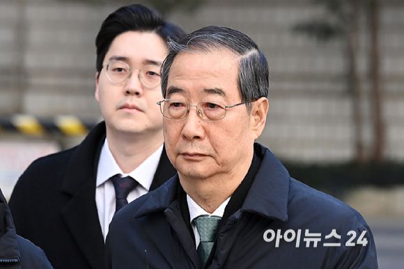 내란 우두머리 방조 혐의를 받는 한덕수 전 국무총리가 21일 서울중앙지법에서 열린 1심 선고 공판에 출석하고 있다. [사진=곽영래 기자]