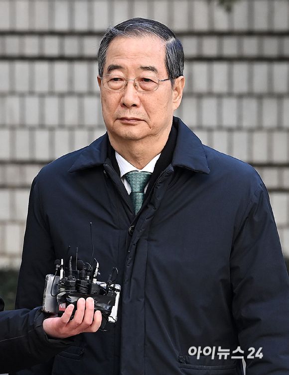 내란 우두머리 방조 혐의를 받는 한덕수 전 국무총리가 21일 서울중앙지법에서 열린 1심 선고 공판에 출석하고 있다. [사진=곽영래 기자]