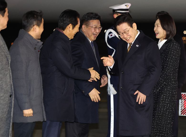 일본 방문 일정을 마치고 귀국한 이재명 대통령이 지난 14일 성남 서울공항에서 더불어민주당 정청래 대표와 인사하고 있다. 정 대표 왼쪽은 한병도 원내대표. 2026.1.14 [사진=연합뉴스]