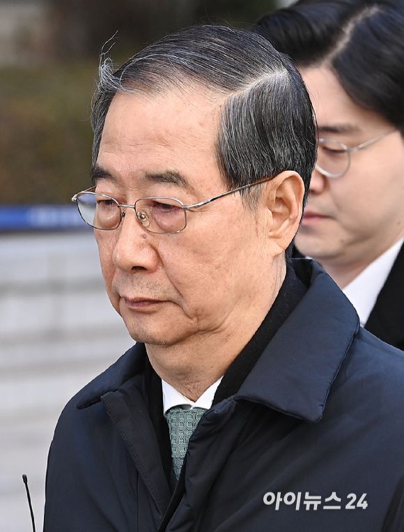 내란 우두머리 방조 혐의를 받는 한덕수 전 국무총리가 21일 서울중앙지법에서 열린 1심 선고 공판에 출석하고 있다. [사진=곽영래 기자]