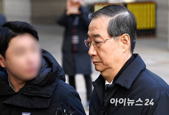 내란 우두머리 방조 혐의를 받는 한덕수 전 국무총리가 21일 서울중앙지법에서 열린 1심 선고 공판에 출석하고 있다. [사진=곽영래 기자]