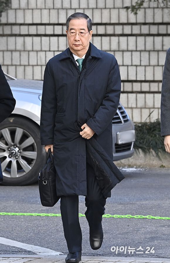 내란 우두머리 방조 혐의를 받는 한덕수 전 국무총리가 21일 서울중앙지법에서 열린 1심 선고 공판에 출석하고 있다. [사진=곽영래 기자]