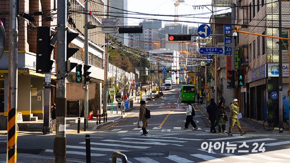 성북구 삼선동 일대에 롯데캐슬 창경궁 시공현장이 보이고 있다. [사진=김민지 기자]