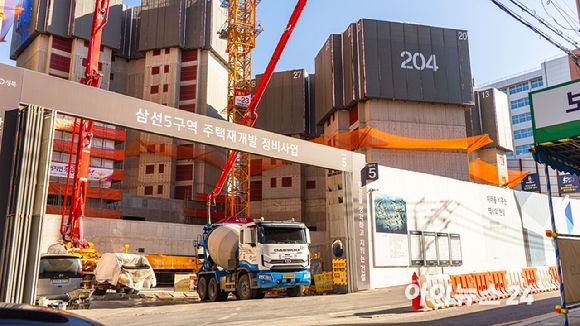 성북구 삼선동 창경궁 롯데캐슬 시공현장. [사진=김민지 기자]