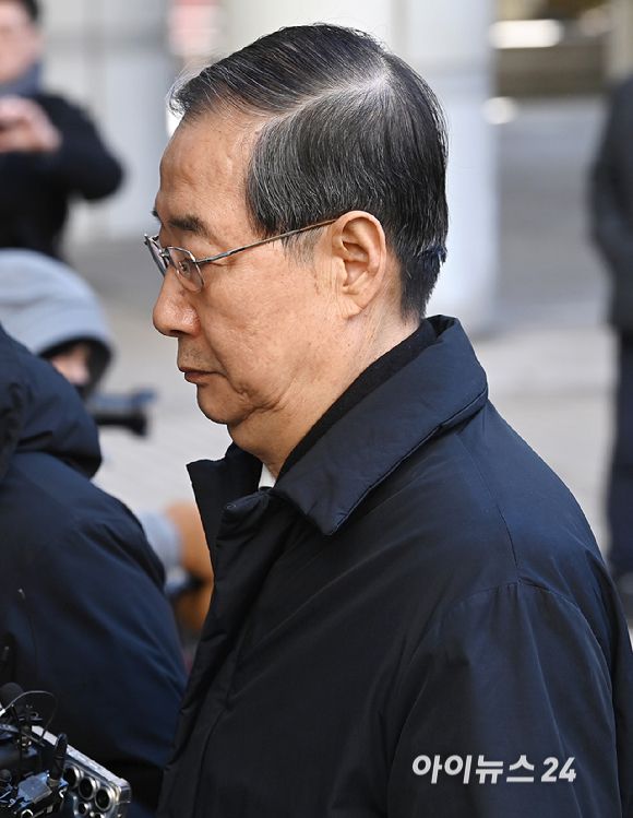 내란 우두머리 방조 혐의를 받는 한덕수 전 국무총리가 21일 서울중앙지법에서 열린 1심 선고 공판에 출석하고 있다. [사진=곽영래 기자]