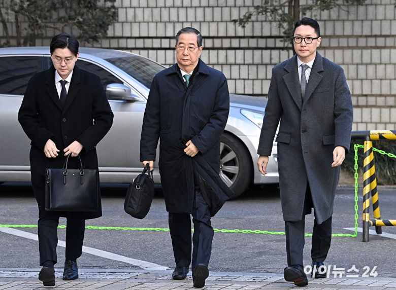 내란 우두머리 방조 혐의를 받는 한덕수 전 국무총리가 21일 서울중앙지법에서 열린 1심 선고 공판에 출석하고 있다. [사진=곽영래 기자]