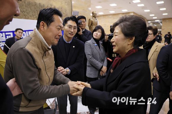 박근혜 전 대통령이 22일 쌍특검(통일교·민주당 공천 뇌물 특검)을 요구하며 8일째 단식을 이어가는 국민의힘 장동혁 대표의 단식 현장을 방문해 대화를 나누고 있다. [사진=곽영래 기자]