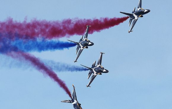 지난해 10월 19일 경기도 성남시 서울공항에서 열린 '서울 국제항공우주 및 방위산업 전시회(ADEX)'에서 공군 특수비행팀 블랙이글스가 에어쇼를 선보이고 있다. [사진=연합뉴스]