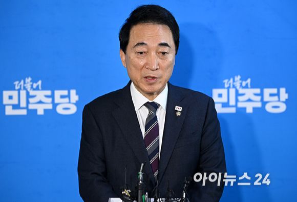 박수현 더불어민주당 수석대변인이 22일 국회에서 정청래 대표의 조국혁신당과의 합당 제안 관련 브리핑을 하고 있다. [사진=곽영래 기자]