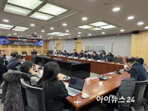 22일 국회에서 김정재 국민의힘 의원이 주최하고 사단법인 한국북극항로협회가 주관한 '대한민국 북극항로 전략 시리즈(3차 정책)' 세미나가 열렸다. [사진=권서아 기자]