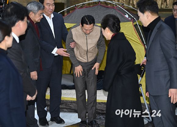 박근혜 전 대통령이 22일 쌍특검(통일교·민주당 공천 뇌물 특검)을 요구하며 8일째 단식을 이어가는 국민의힘 장동혁 대표의 단식 현장을 방문해 대화를 나누고 있다. [사진=곽영래 기자]