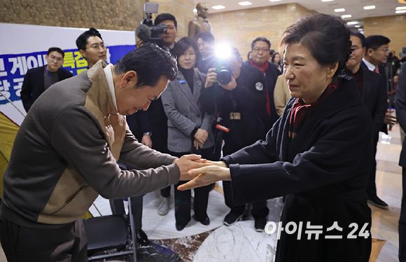 박근혜 전 대통령이 22일 쌍특검(통일교·민주당 공천 뇌물 특검)을 요구하며 8일째 단식을 이어가는 국민의힘 장동혁 대표의 단식 현장을 방문해 대화를 나누고 있다. [사진=곽영래 기자]