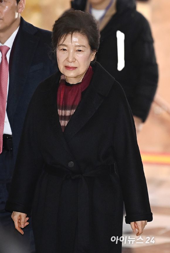 박근혜 전 대통령이 22일 쌍특검(통일교·민주당 공천 뇌물 특검)을 요구하며 8일째 단식을 이어가는 국민의힘 장동혁 대표의 단식 현장을 방문하고 있다. [사진=곽영래 기자]