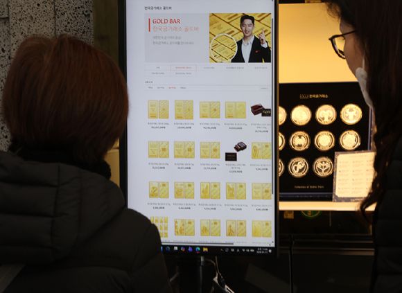 지난 13일 서울 종로구 한국금거래소에 한 고객이 모니터에 표시된 금 상품을 살펴보고 있다. [사진=연합뉴스]