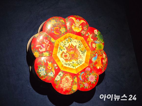 22일 서울 인사동 아라아트센터에서 '쿠키런: 킹덤 아트 콜라보 프로젝트 특별전 - 위대한 왕국의 유산' 언론공개 전시가 열리고 있다. 사진은 전시물 모습. [사진=박정민 기자]