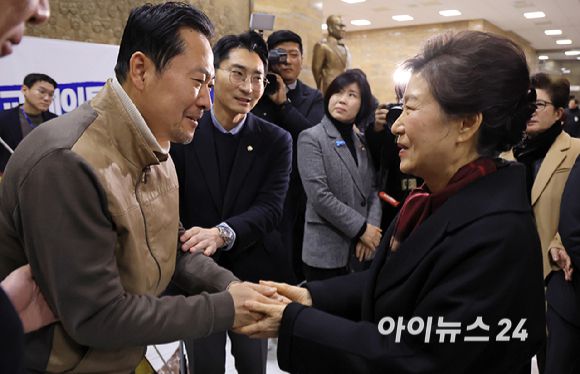 박근혜 전 대통령이 22일 쌍특검(통일교·민주당 공천 뇌물 특검)을 요구하며 8일째 단식을 이어가는 국민의힘 장동혁 대표의 단식 현장을 방문해 대화를 나누고 있다. [사진=곽영래 기자]