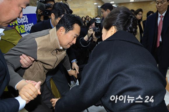 박근혜 전 대통령이 22일 쌍특검(통일교·민주당 공천 뇌물 특검)을 요구하며 8일째 단식을 이어가는 국민의힘 장동혁 대표의 단식 현장을 방문해 대화를 나누고 있다. [사진=곽영래 기자]