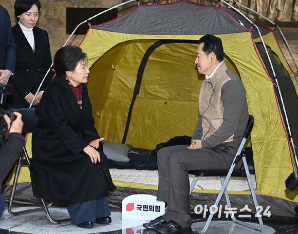 박근혜 전 대통령이 22일 쌍특검(통일교·민주당 공천 뇌물 특검)을 요구하며 8일째 단식을 이어가는 국민의힘 장동혁 대표의 단식 현장을 방문해 대화를 나누고 있다. [사진=곽영래 기자]