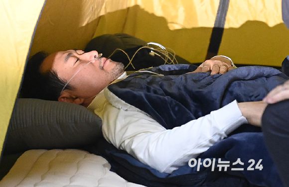 송언석 국민의힘 원내대표가 22일 서울 여의도 국회 로텐더홀 단식 농성장에 마련된 텐트 안에서 통일교·공천헌금 '쌍특검' 수용을 요구하며 여드레째 단식 중인 국민의힘 장동혁 대표를 살펴보고 있다. [사진=곽영래 기자]