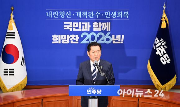 정청래 더불어민주당 대표가 22일 국회에서 긴급 기자회견을 열고 조국혁신당과의 합당을 제안하고 있다. [사진=곽영래 기자]