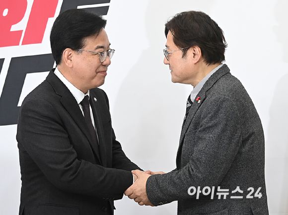 송언석 국민의힘 원내대표가 22일 서울 여의도 국회에서 홍익표 청와대 정무수석을 접견하고 있다. [사진=곽영래 기자]