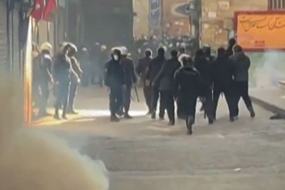 이란 시위 현장의 보안군들. [사진=AFP/연합뉴스]