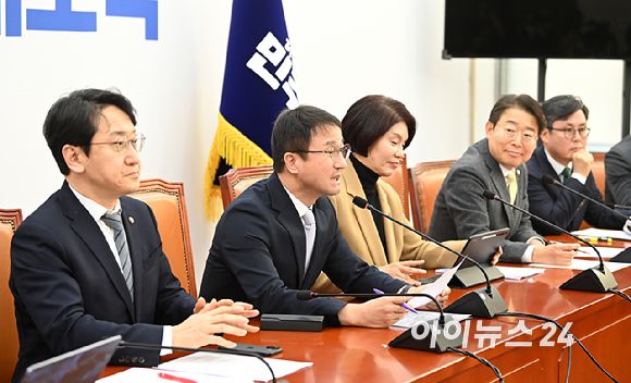 한병도 더불어민주당 원내대표가 22일 서울 여의도 국회에서 열린 정책조정회의에서 모두 발언을 하고 있다. [사진=곽영래 기자]