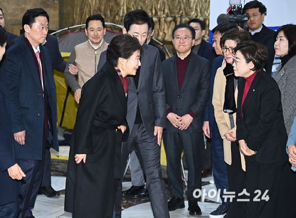 박근혜 전 대통령이 22일 쌍특검(통일교·민주당 공천 뇌물 특검)을 요구하며 8일째 단식을 이어가는 국민의힘 장동혁 대표의 단식 현장을 방문하고 있다. [사진=곽영래 기자]