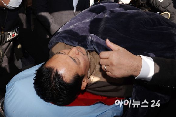 통일교·공천헌금 '쌍특검'을 요구하며 8일째 단식을 진행 중인 장동혁 국민의힘 대표가 22일 서울 여의도 국회에서 단식을 중단하고 병원으로 이송되고 있다. [사진=곽영래 기자]