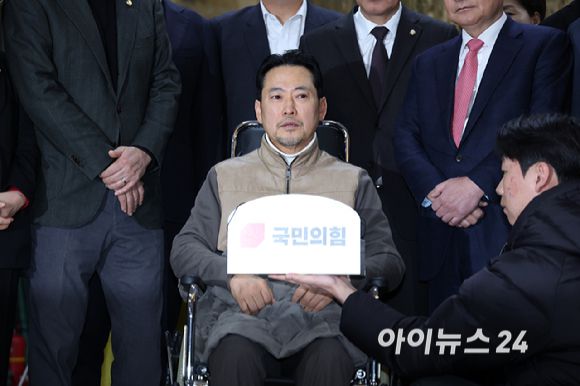 통일교·공천헌금 '쌍특검'을 요구하며 8일째 단식을 진행 중인 장동혁 국민의힘 대표가 22일 서울 여의도 국회에서 단식을 중단하고 발언하고 있다. [사진=곽영래 기자]