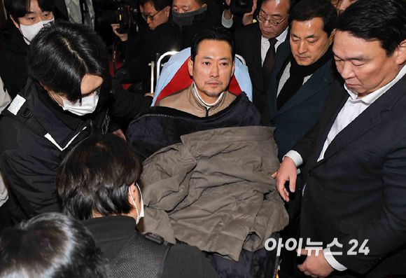 통일교·공천헌금 '쌍특검'을 요구하며 8일째 단식을 진행 중인 장동혁 국민의힘 대표가 22일 서울 여의도 국회에서 단식을 중단하고 병원으로 이송되고 있다. [사진=곽영래 기자]
