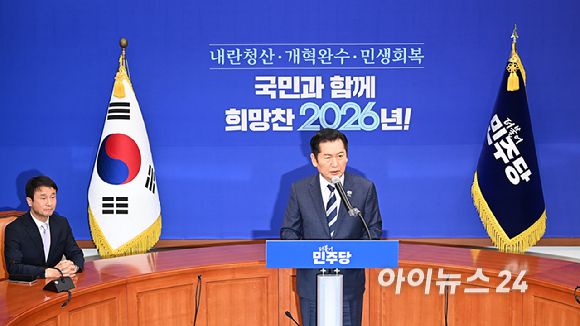 정청래 더불어민주당 대표가 22일 국회에서 긴급 기자회견을 열고 조국혁신당과의 합당을 제안하고 있다. [사진=곽영래 기자]