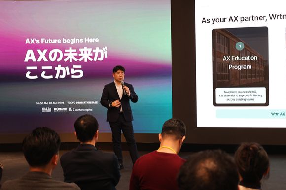 마츠다 료헤이 뤼튼테크놀로지스 일본 법인장이 20일 일본 도쿄도 도쿄이노베이션베이스(TiB)에서 열린 한·일 AI 스타트업 밋업데이 ‘AX의 미래는 여기부터’에서 뤼튼의 일본 AX(AI 전환) 사업 전략을 소개하고 있다. [사진=뤼튼테크놀로지스]