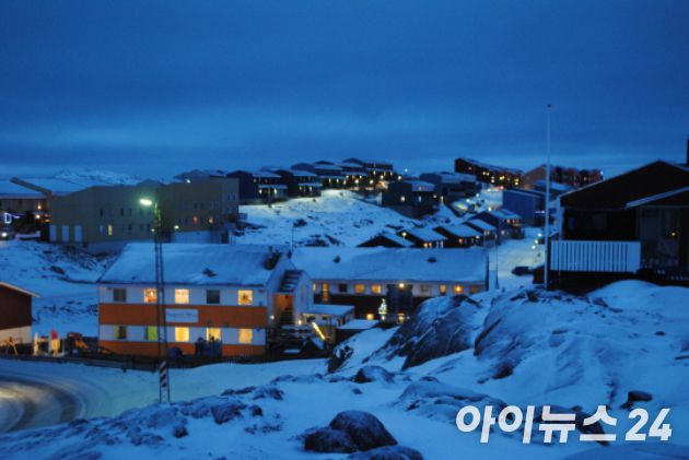 그린란드 일루리샛. 눈으로 덮여 있는 마을이 평화롭게 잠들어있다. [사진=정종오 기자]